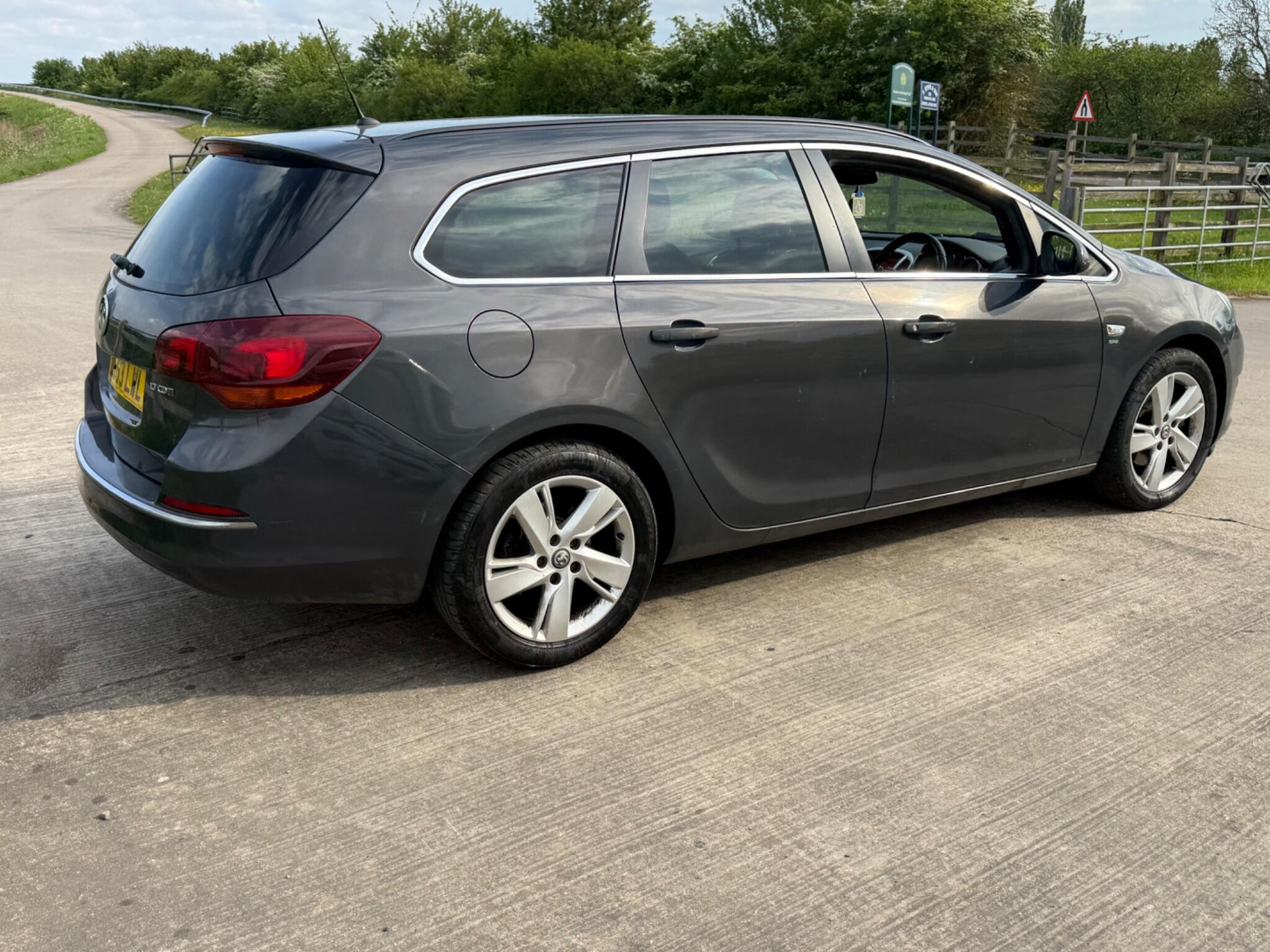 Vauxhall Astra 1.7 CDTi ecoFLEX SRi Sports Tourer Euro 5 5dr — photo 84 of 86